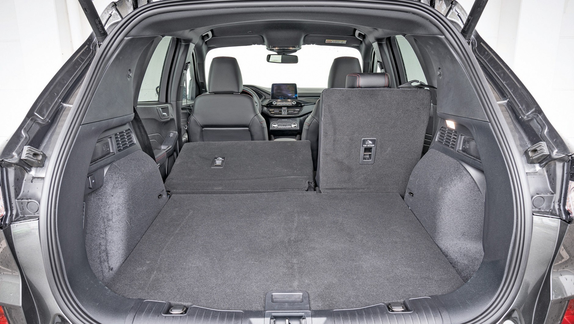 Ford Kuga (2022, III) - 395-1517 l pojemności i 487 kg ładowności.