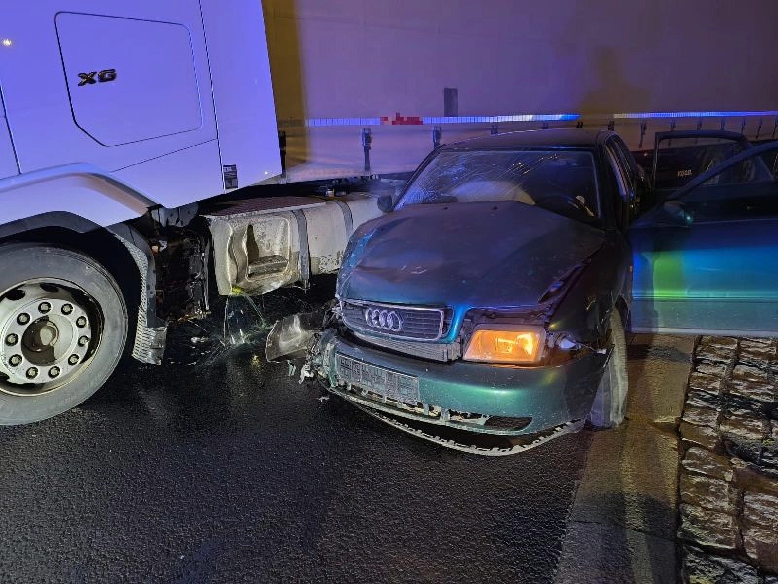 Pijana 17-latka starym Audi wjechała w tira. Wcześniej uciekała przed policjantami