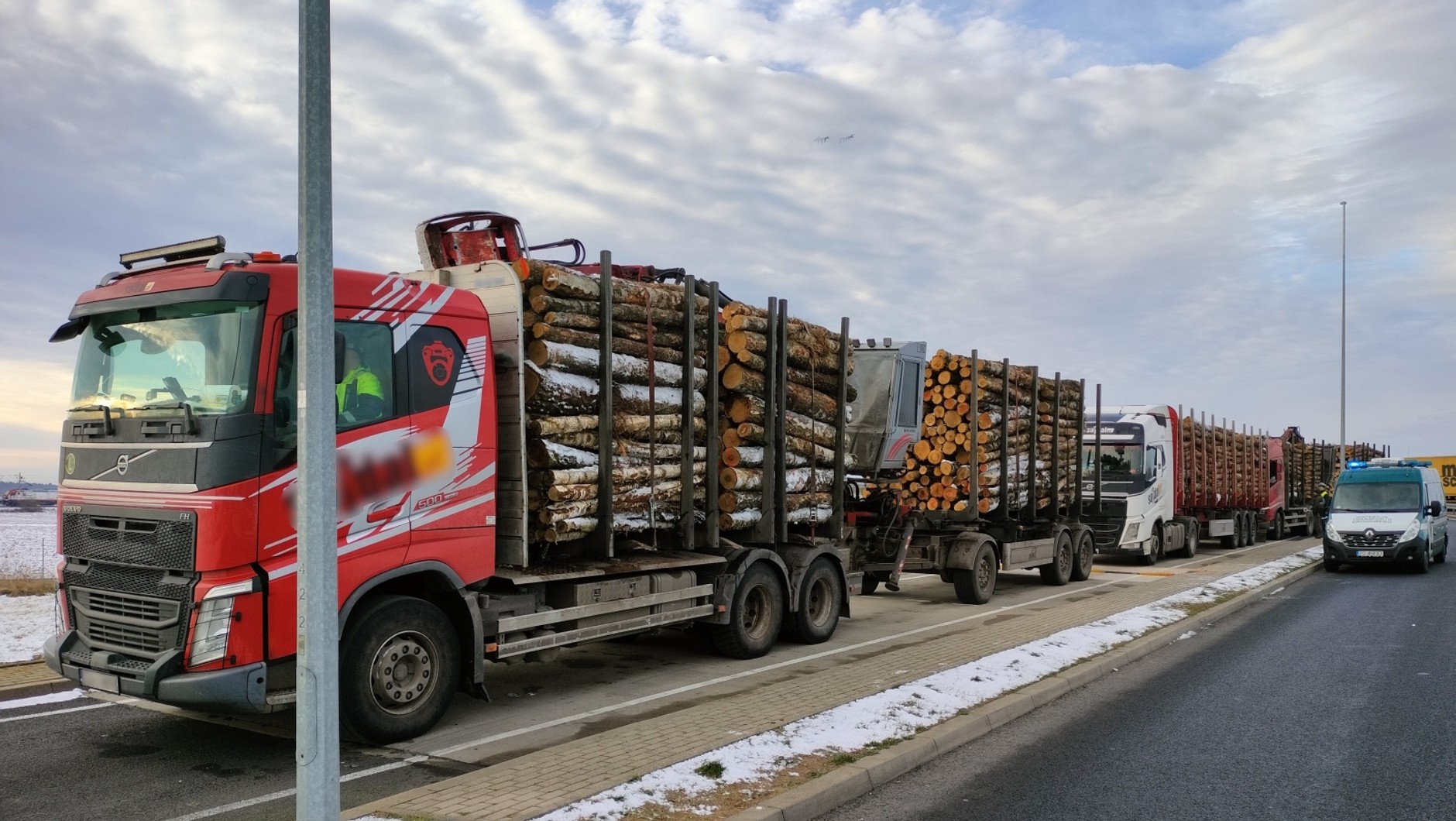 Przeładowany transport drewna