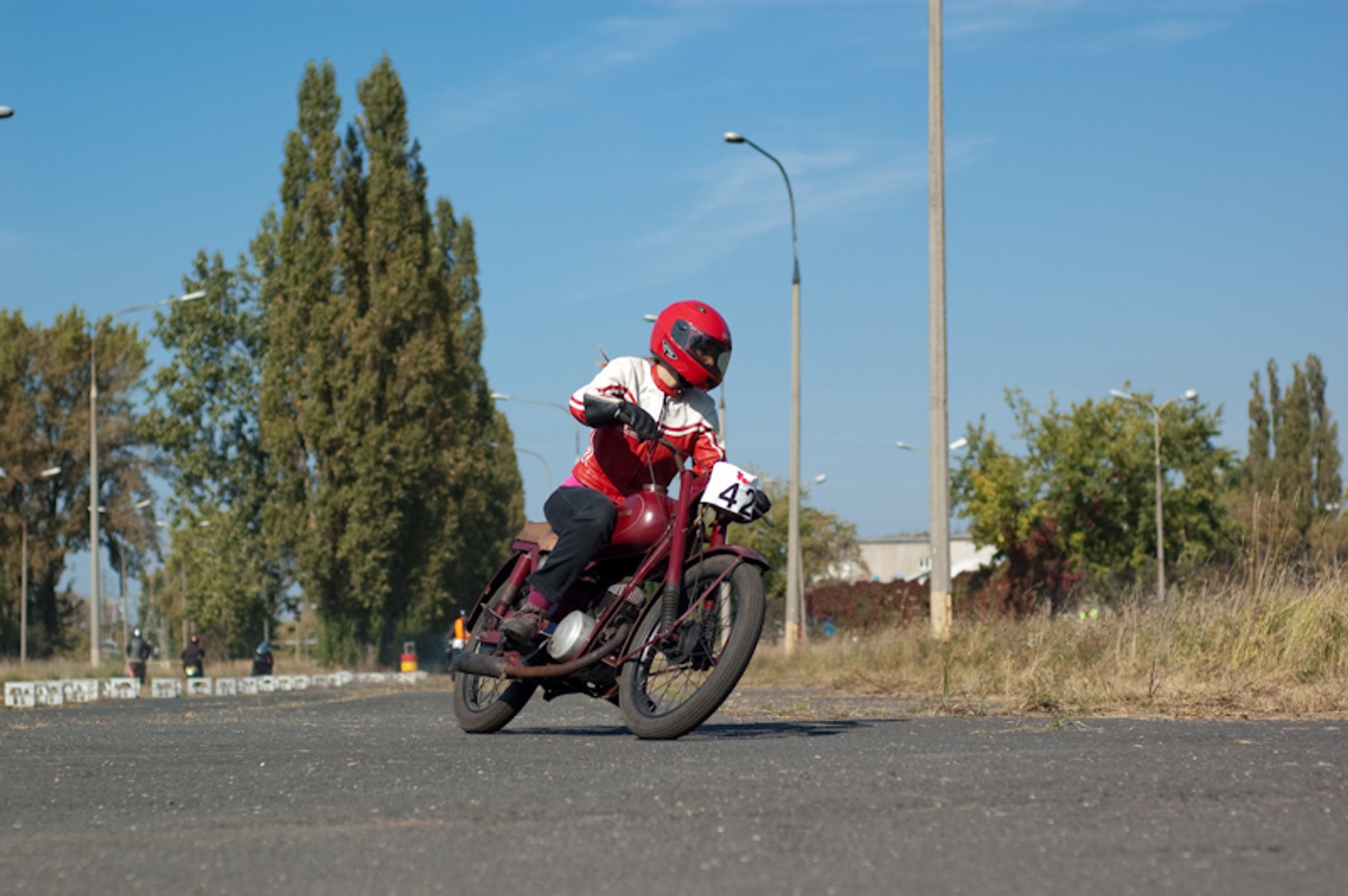 Polskie motocykle i samochody na torze FSO