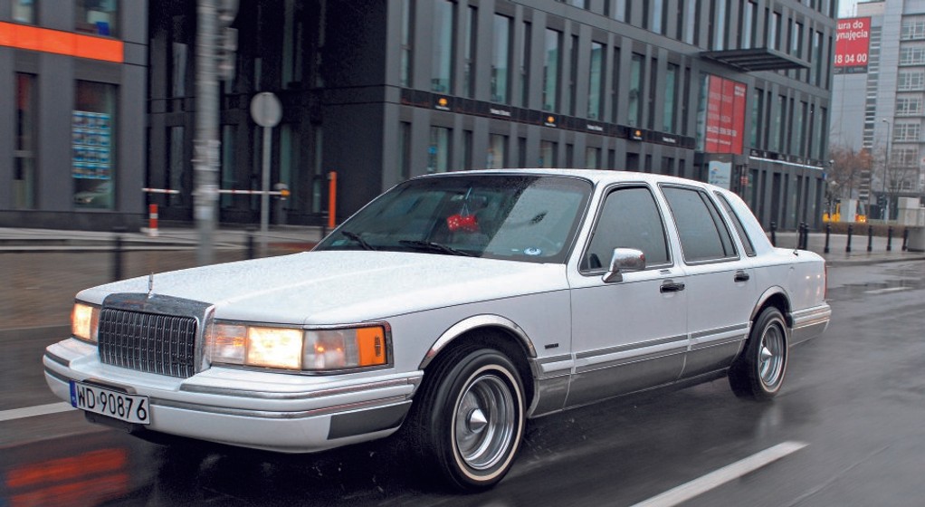 Lincoln Town Car - kanapa na kołach