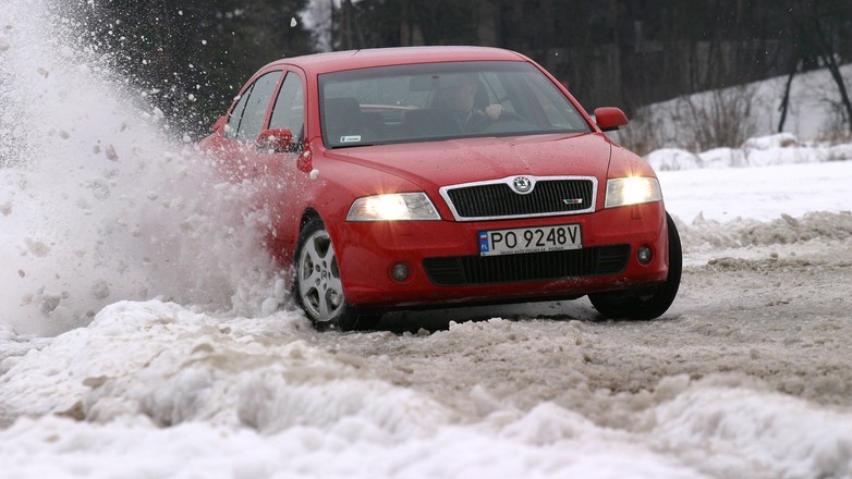 Driftowanie na drodze publicznej kończy się z reguły mandatem