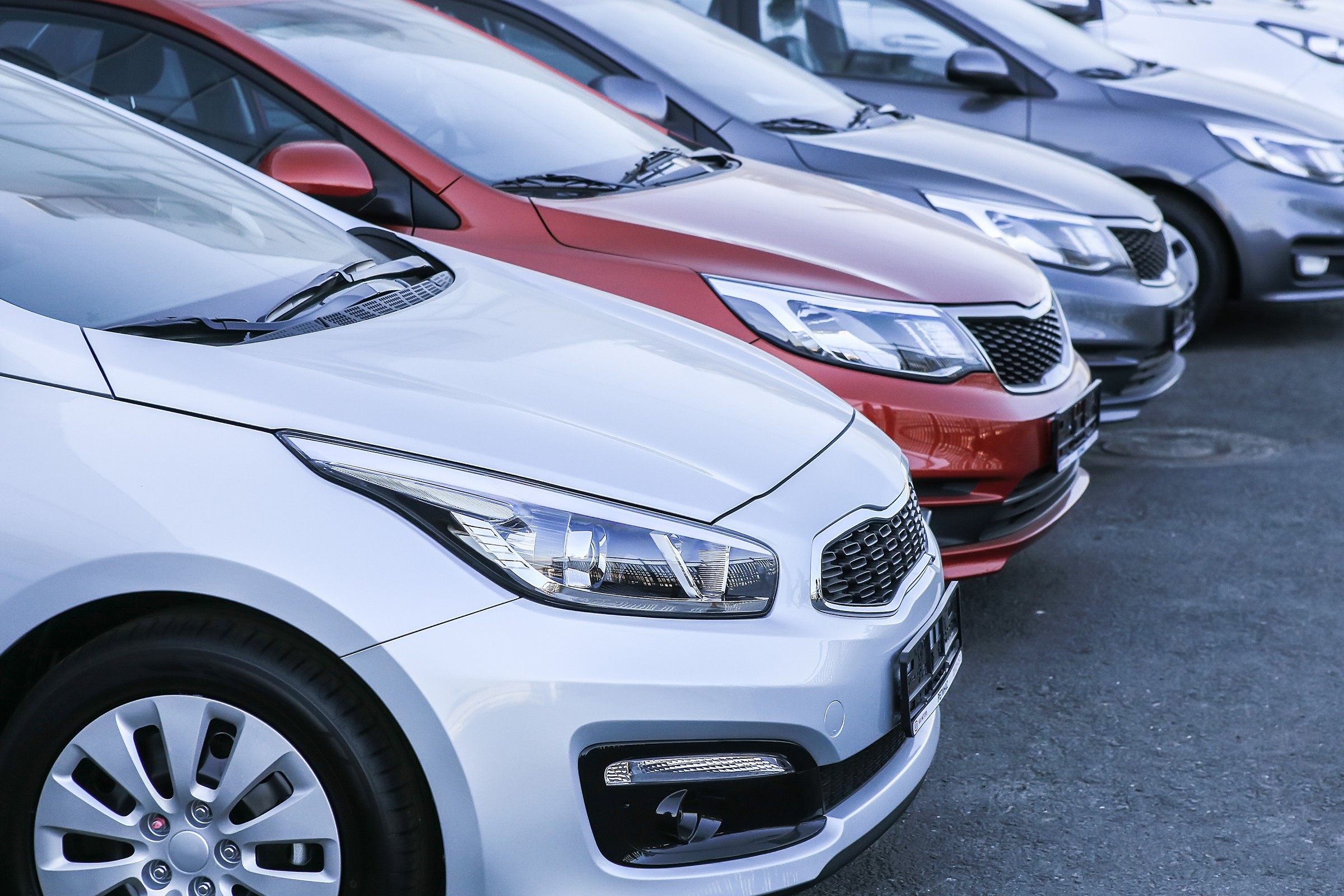 Kupując samochód, warto zabrać ze sobą magnes. Tak pomaga w oględzinach