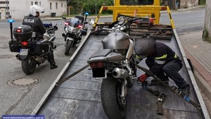 Motocyklista bez  prawa jazdy, a motocykl bez przeglądu, ubezpieczenia i rejestracji - co za kumulacja!
