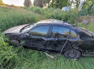 Sięgał po telefon. Spadł samochodem z trzymetrowej skarpy do stawu. A potem uciekł