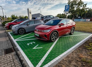 Zaparkował przed zepsutą ładowarką, odholowali mu auto i kazali zapłacić 2 tys. zł. Sąd wydał wyrok