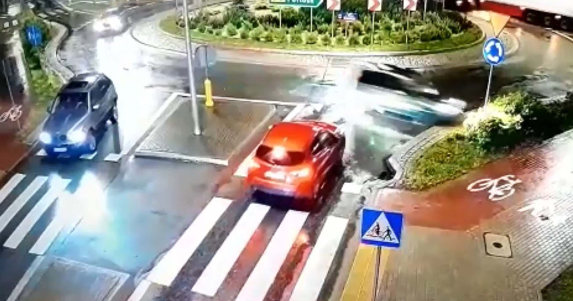 Pijany 62-latek nie trafił na zjazd z ronda. Podróż zakończył rozbijając auto