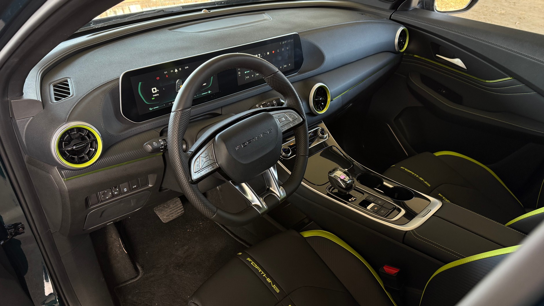 Ten egzemplarz Forthinga T-Five ma specyficzną kolorystykę, kolejne egzemplarze mają być bardziej stonowane