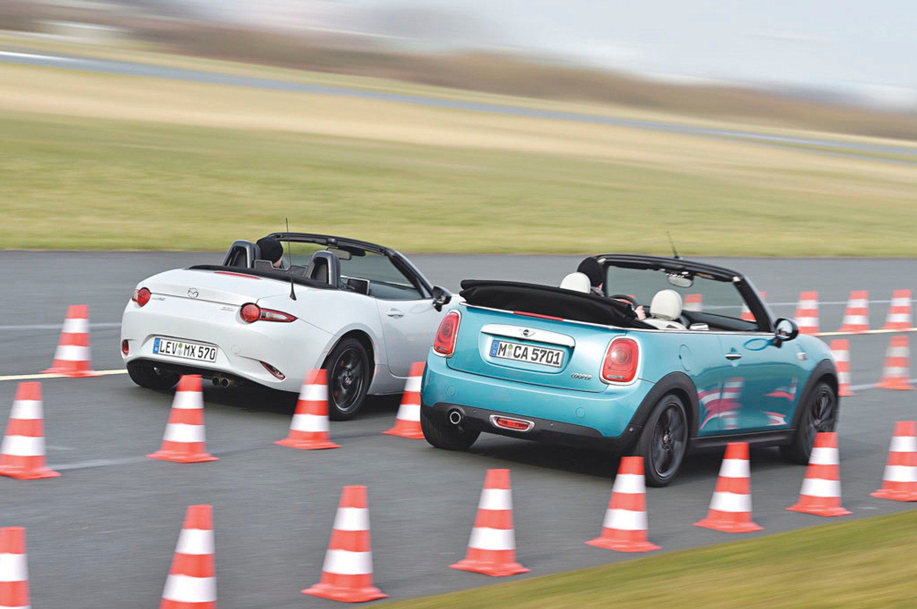Mini Cooper Cabrio kontra Mazda MX-5 - kabriolety pełne radości