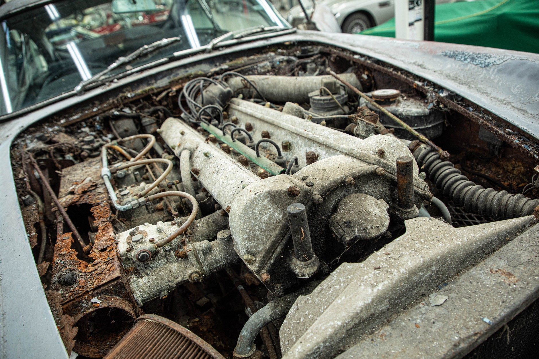 Aston Martin DB5 Vantage z 1965 r. wyremontowany po 45-letnim postoju na dworze