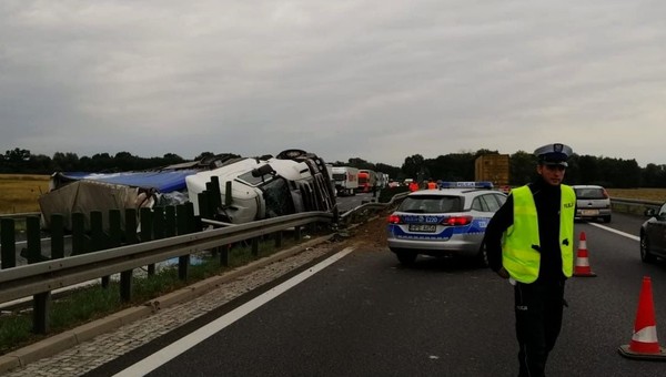 Policja karała kierowców nagrywających wypadek