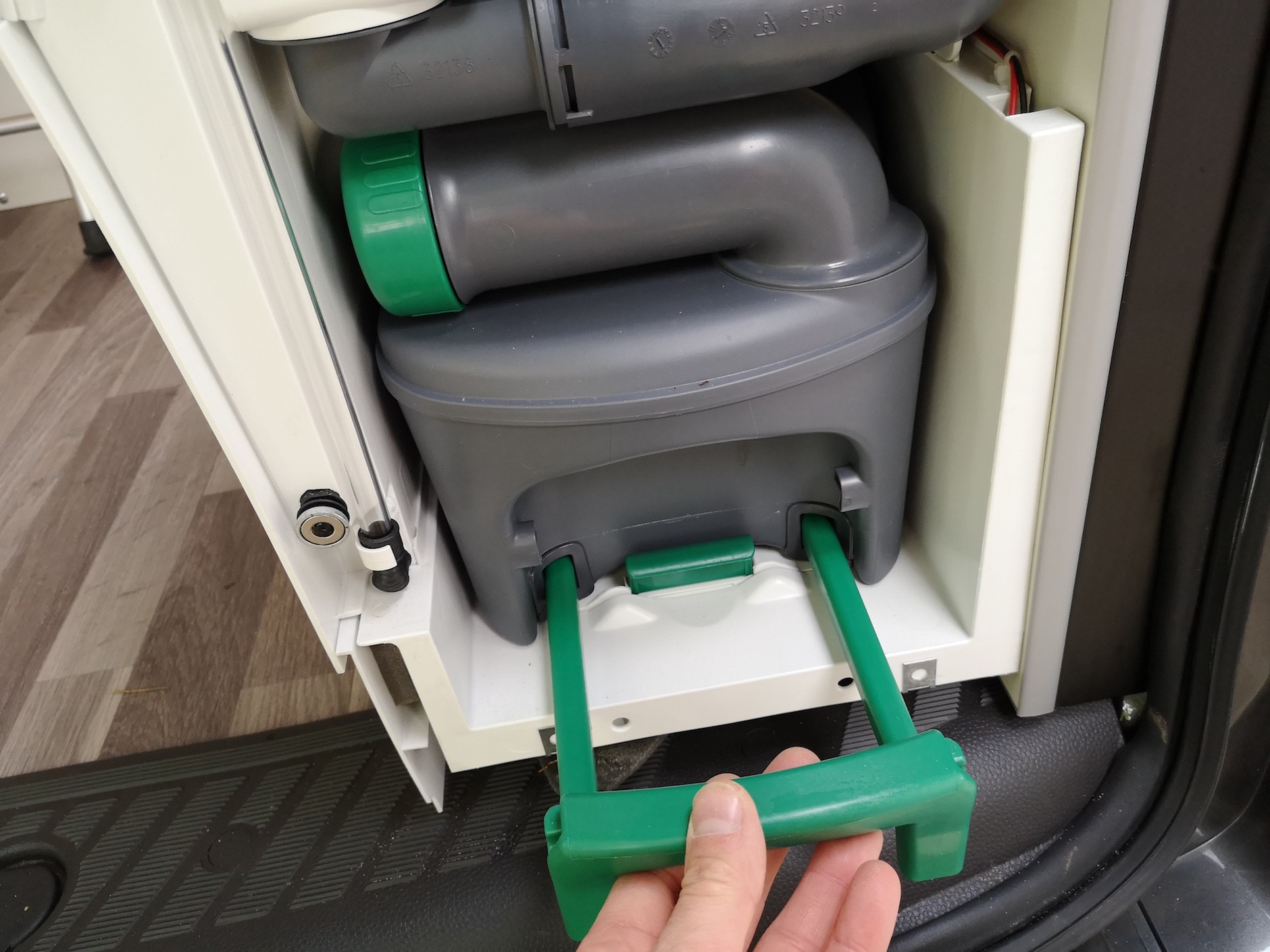 Ford Transit Custom Nugget Plus: WC chemiczne – zasadnicze elementy trzeba czasem wyjąć w celu oprtóżnienia