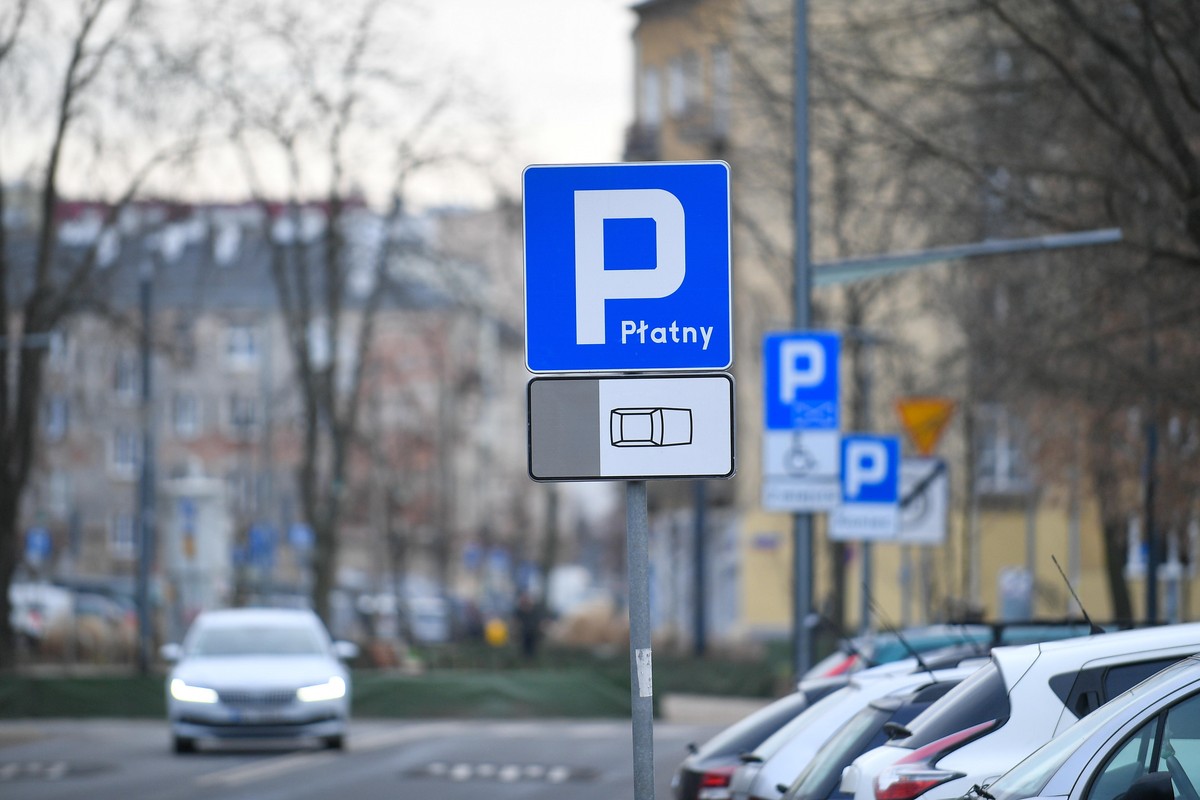 „Lub na obszarze uzdrowiska”. Jest ustawa, będą codzienne opłaty za parkowanie w miastach i nie tylko