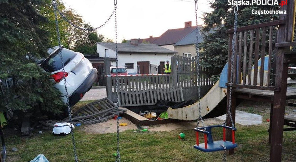 Wjechał autem do piaskownicy. Miał prawie cztery promile