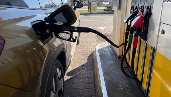 Tankowanie diesla na stacji paliw