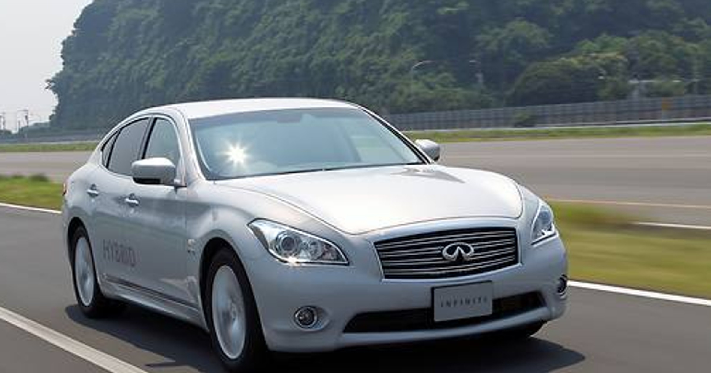 Infiniti M Hybrid - głośnik zastąpi dźwięk silnika