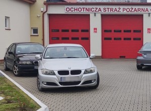 Zaparkowały swoje BMW w jednym miejscu. Strażacy musieli wezwać policjantów