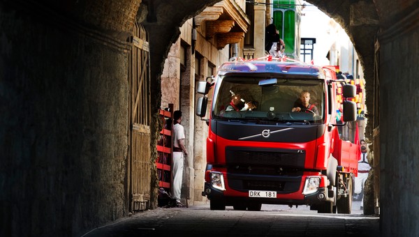 Volvo FL ucieka przez miasto przed... bykami
