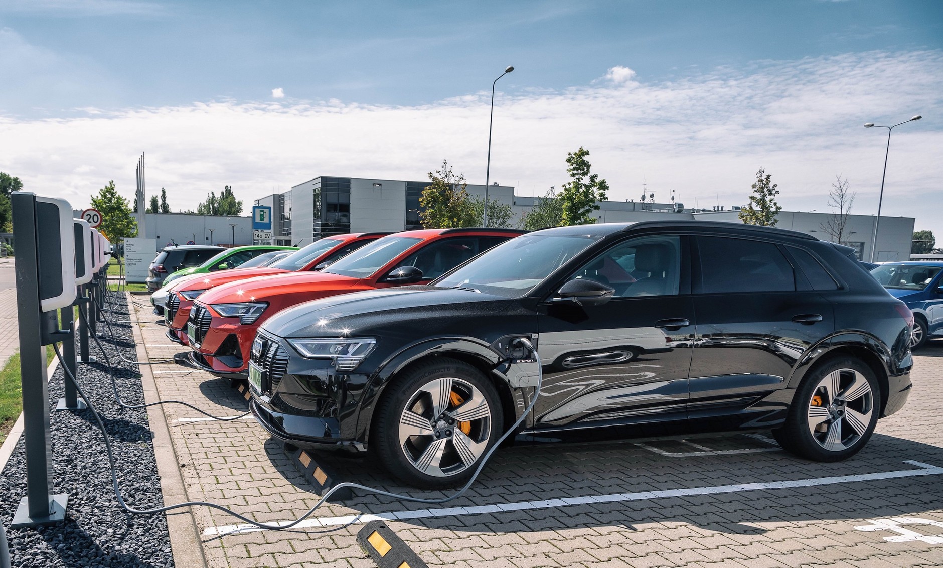 Ładowarki i auta elektryczne na parkingu Volkswagen Group Polska w Poznaniu