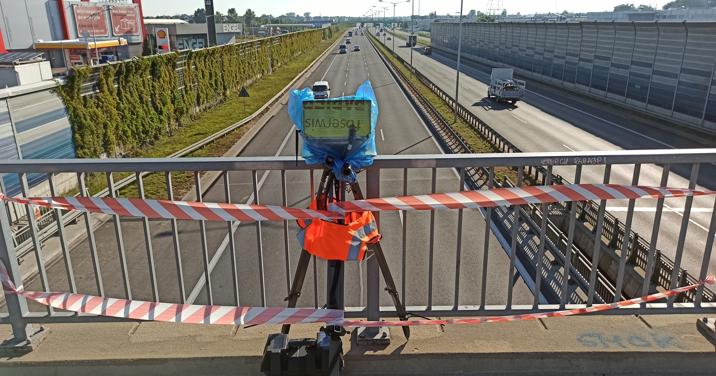Warszawska prezentacja nowego fotoradaru śledzącego – Integra 3D+. urządzenie mierzy prędkość, odstępy między autami i przekraczanie ciągłej linii... na raz