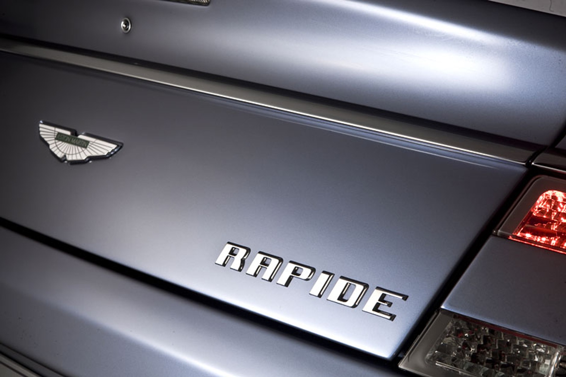 Aston Martin Rapide: nowe zdjęcia czterodrzwiowego coupe