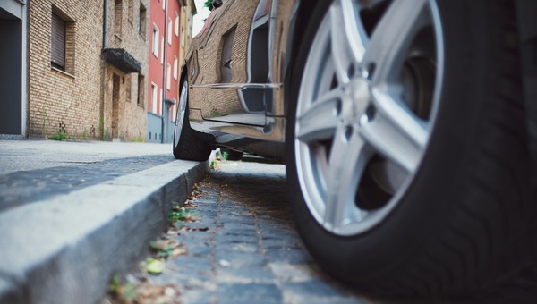 Jak prawidłowo zaparkować przy skrzyżowaniu? Zapadł wyrok, który wszystko wyjaśnia