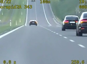 Kierowca Lamborghini "rozwinął skrzydła". Policja złapała go przy niebywałej prędkości [WIDEO]