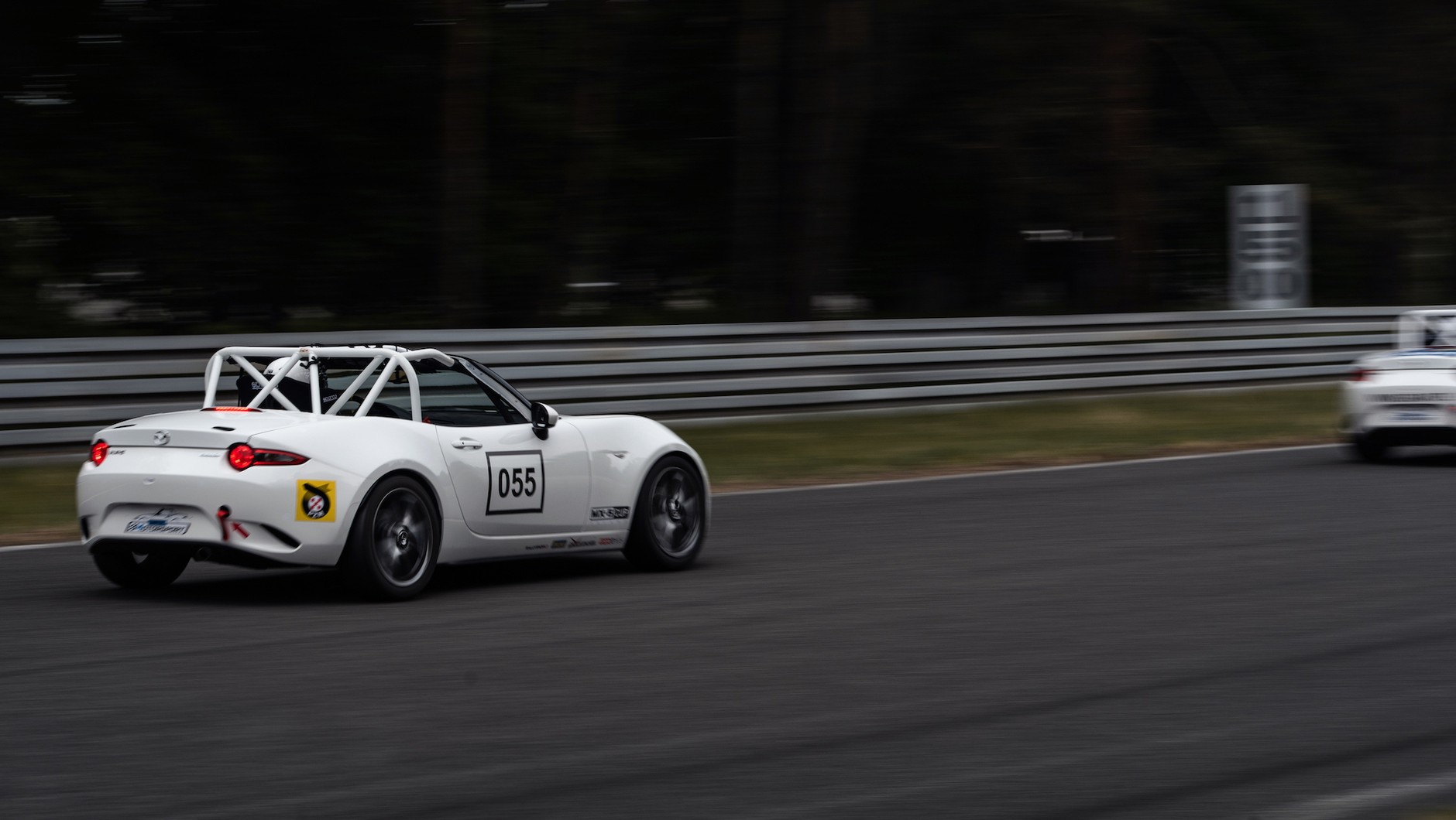 Polski puchar MX-5 to inicjatywa: braci Siadkowskich z Unitel Motorsport, właścicieli warsztatu TG Auto (Paweł Skucha i Krzesimir Kwasiborski) oraz Szymona Sołtysika z polskiego oddziału Mazdy. Poziom organizacyjny jest bardzo wysoki.