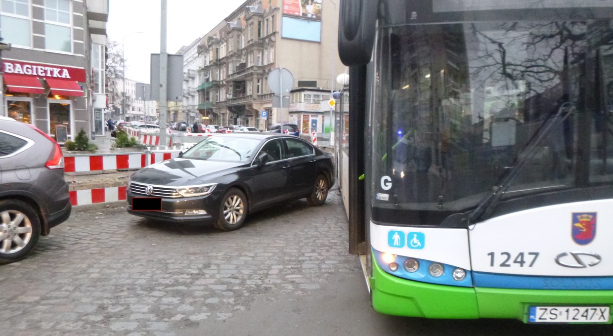 Samochód blokował autobus miejski. Strażnicy nie mieli litości dla kierowcy