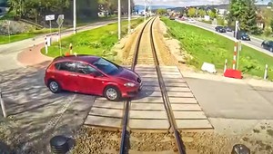Wjechał samochodem tuż przed pociąg. Maszynista nie miał szans wyhamować [WIDEO]