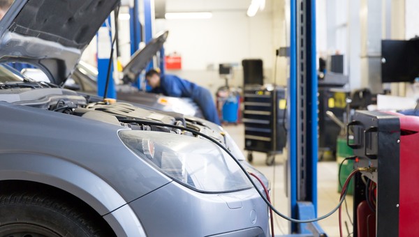 Dzisiejsze auta są lepsze od tych sprzed 20 lat? Mechanicy powiedzieli i nie mają wątpliwości