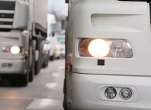 W tej sytuacji ciężarówka musi jechać do 7 km/h. Niemiecka policja nakłada mandaty
