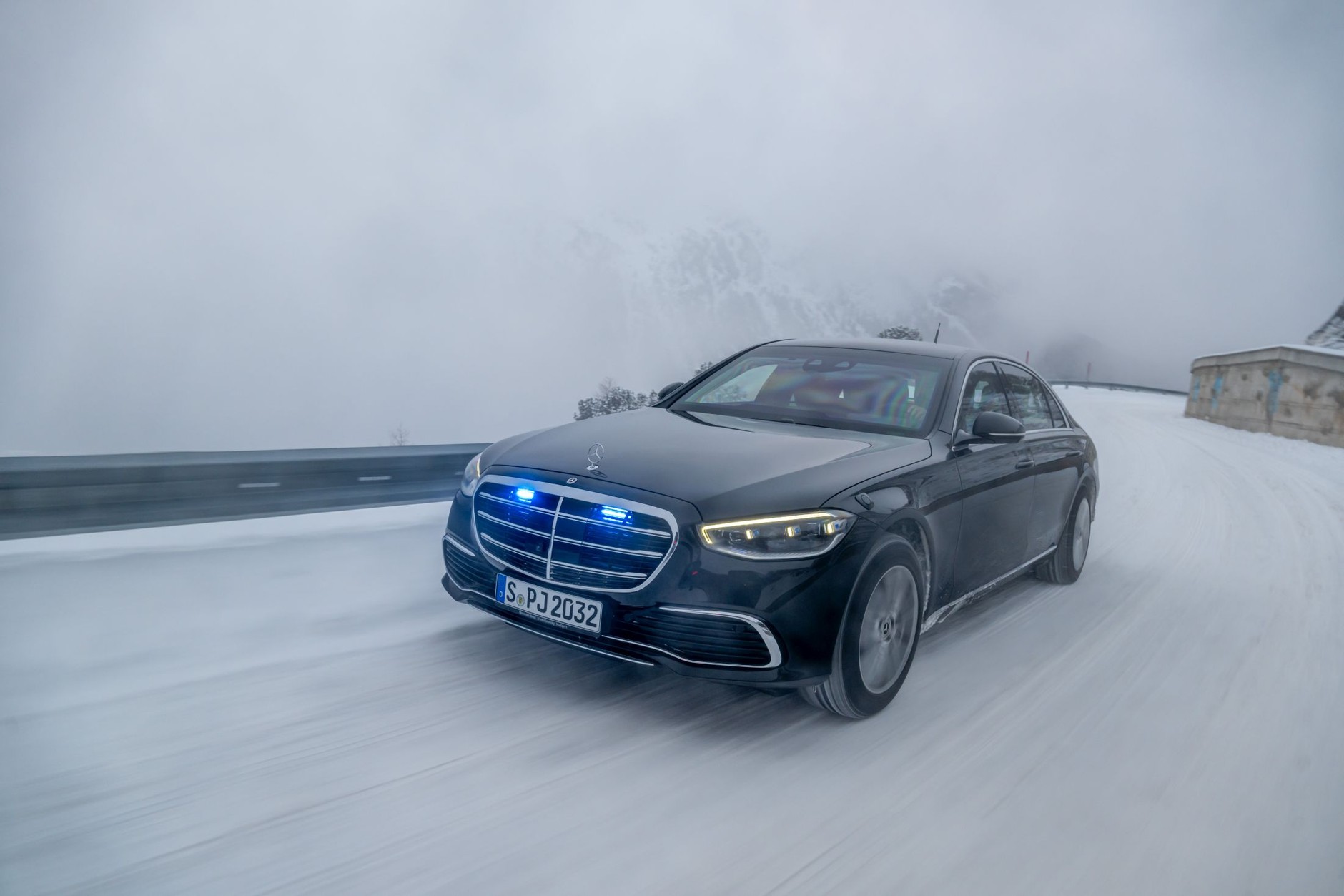 Opancerzony Mercedes na przełęczy Timmelsjoch