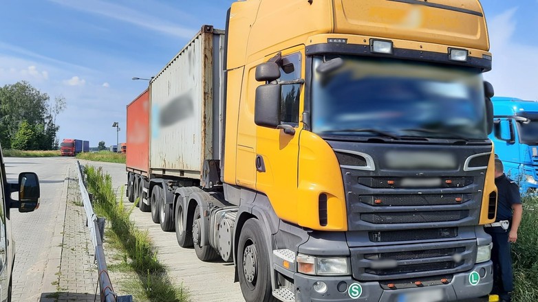 Niemal 23 tony za dużo ważył zatrzymany przez ITD zespół pojazdów przewożący dwa 20-stopowe kontenery