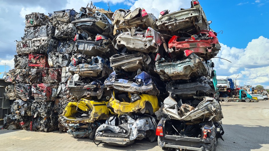 Auto złom w Siedlcach. Sprawdzamy jak samochody kończą swój motoryzacyjny żywot
