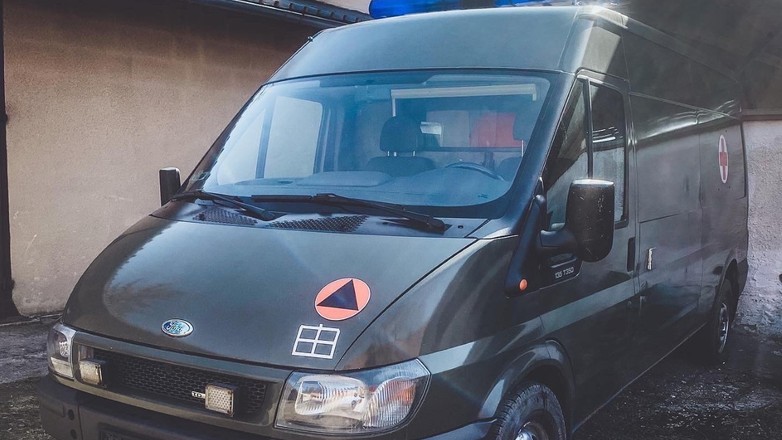 Karetka wojskowa oferowana w przetargu wojskowym – ten egzemplarz był tani, niestety okazał się zbyt zniszczony