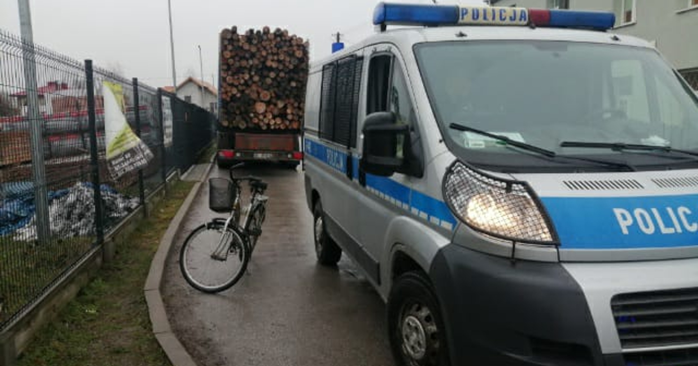 Rowerzysta jechał środkiem ulicy