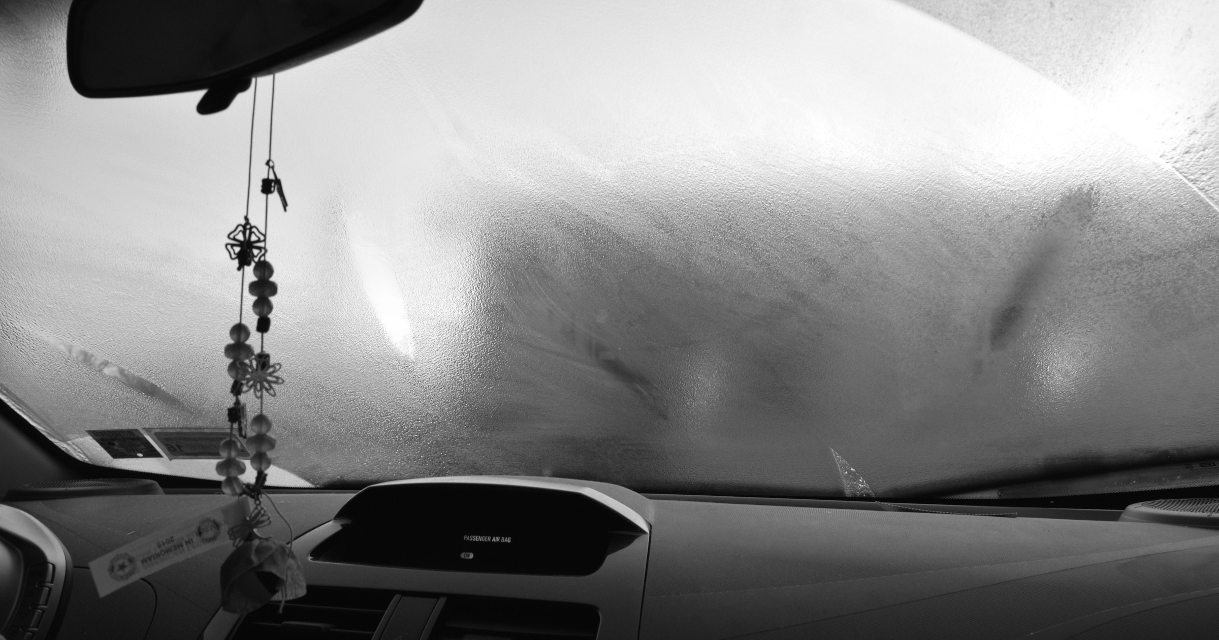 Zaparowane szyby w samochodzie – efekt zatkanego filtra kabinowego albo włączenia zamkniętego obiegu powietrza