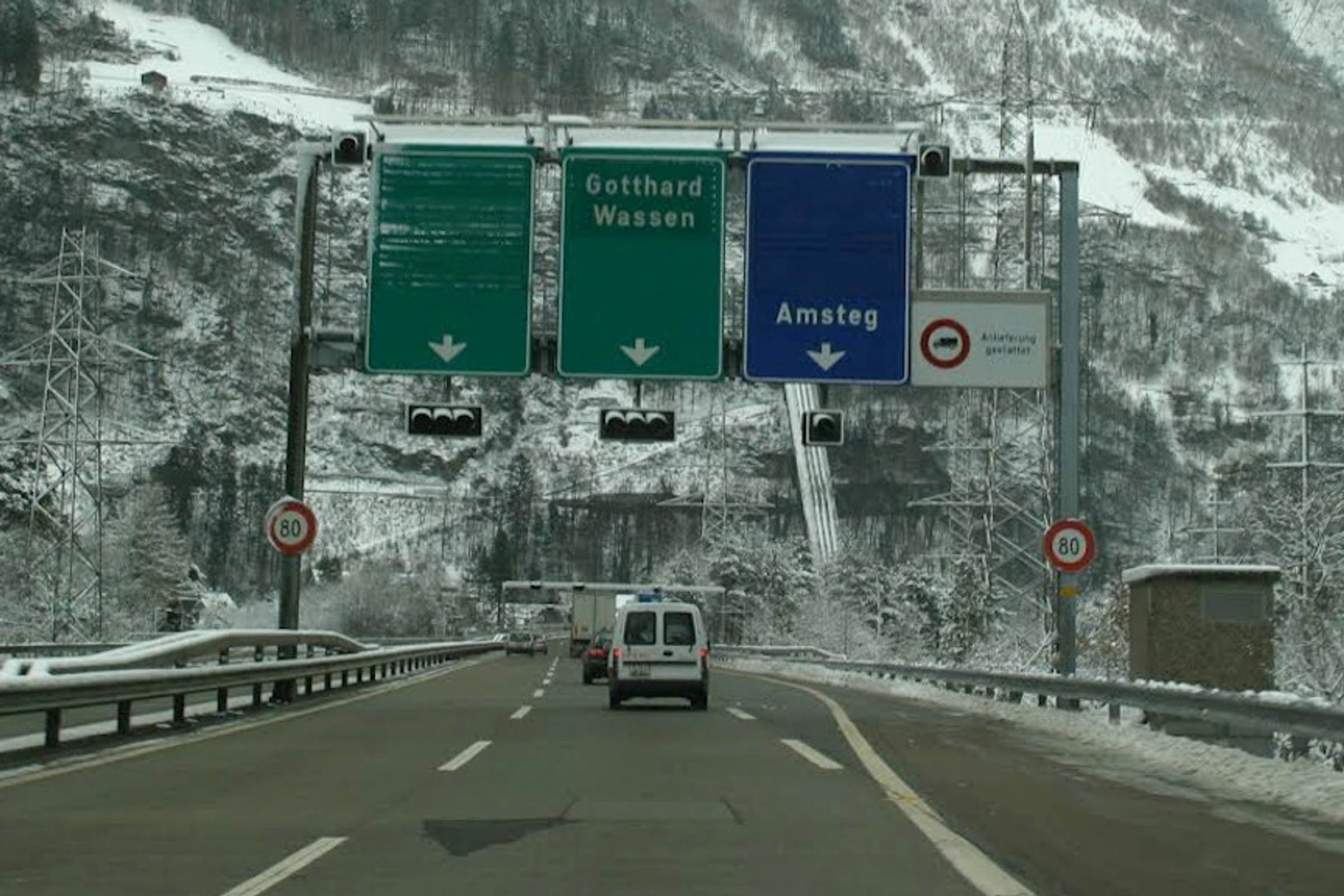 Szwajcaria rozważa limit 80 km/h na autostradach. W ten sposób chcą oszczędzać rezerwy paliw