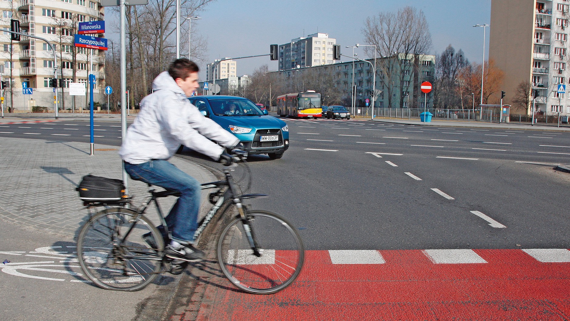 Wielu rowerzystów nie zwalnia przed przejazdem przez jezdnię - jakby skrzyżowanie z drogą dla rowerów było bezkolizyjne.