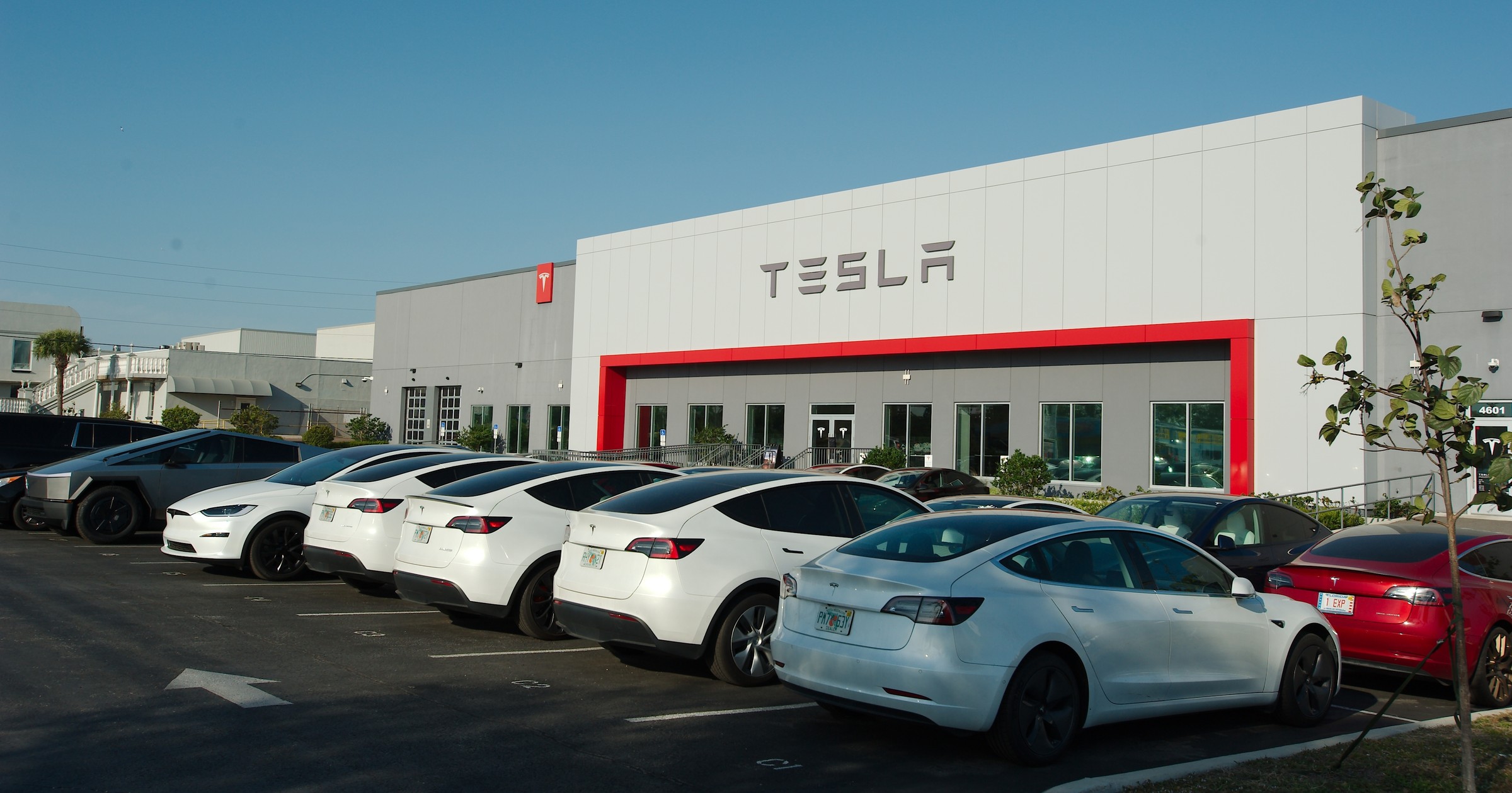 Rynek aut na prąd w USA przeżywa sztucznie wykreowany boom, a tymczasem Tesla korzysta na nim coraz mniej