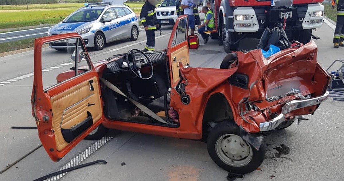 Auto dostawcze zderzyło się z Maluchem