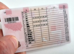 Koniec kar za brak dokumentu prawa jazdy. Ale czy warto zostawiać je w domu?
