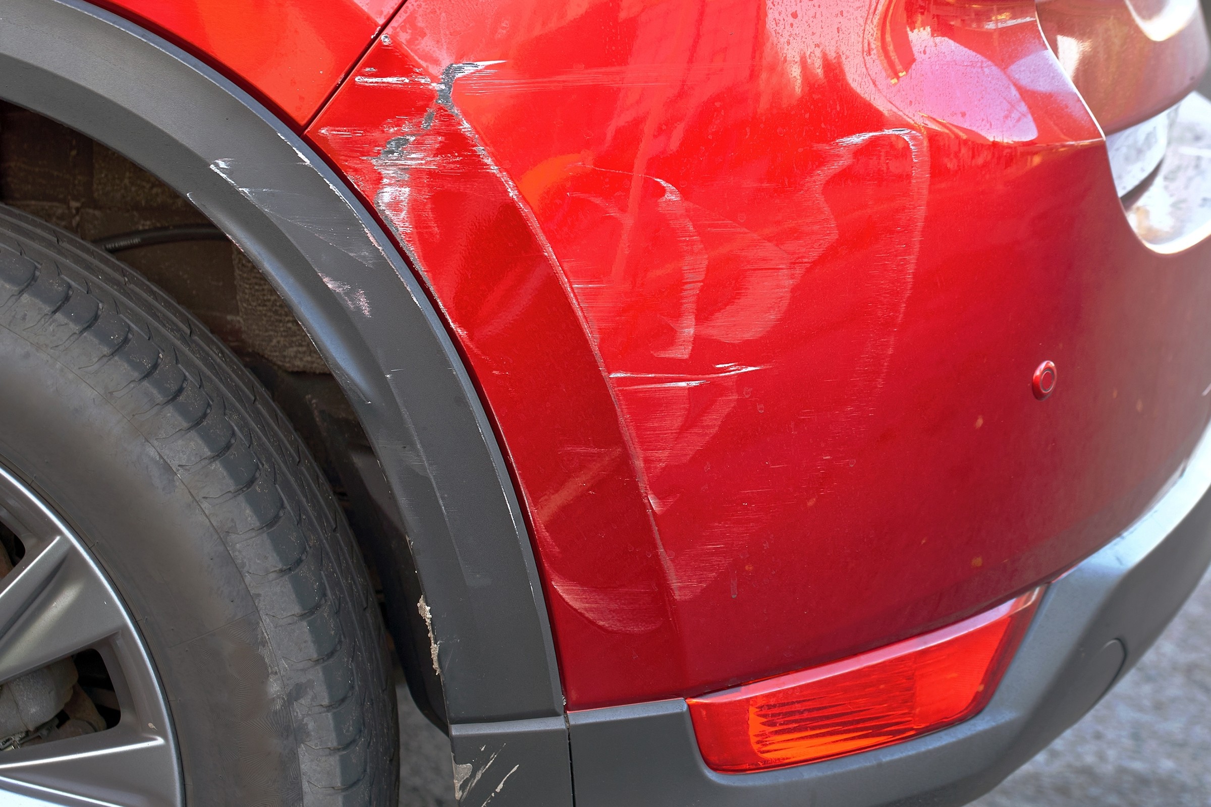 Uszkodził auto podczas jazdy próbnej. Czy musi pokryć koszty naprawy?