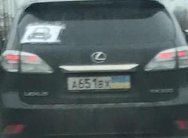 Rosjanie w Polsce zaklejają flagi federacji na rejestracjach swoich aut
