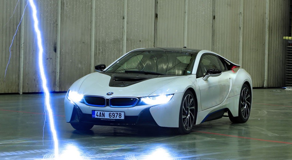 BMW i8 - samochód z piorunującym wrażeniem
