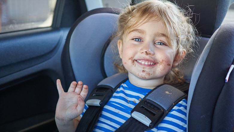 Przewożenie dzieci w aucie: w życiu wygląda inaczej niż w reklamach