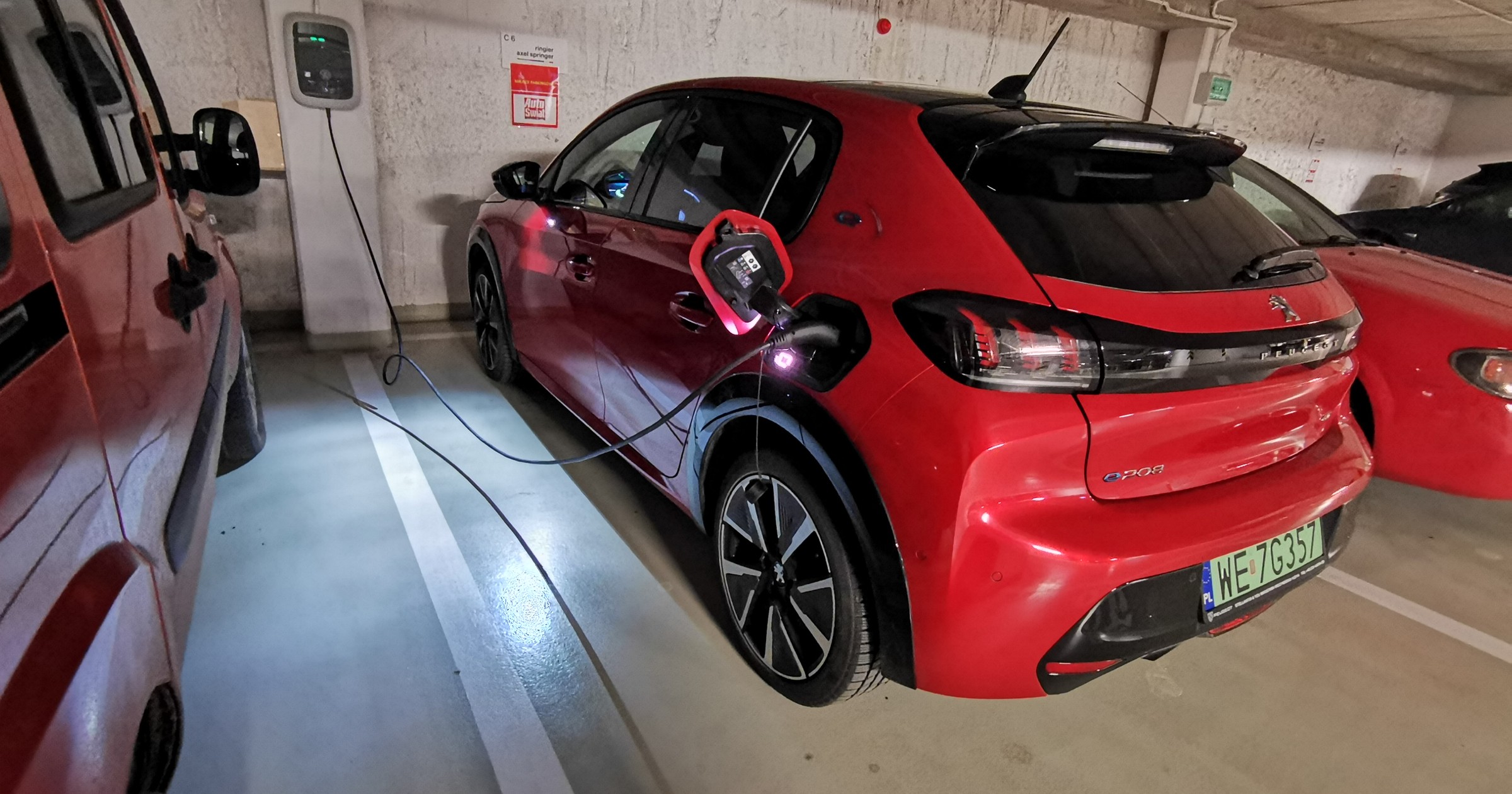 Ładowanie samochodu na parkingu wielopoziomowym