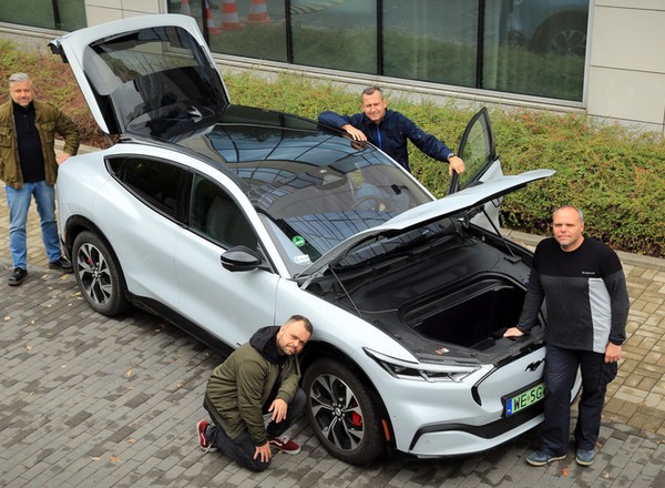 Ford Mustang Mach-E 98 kWh AWD pod czujnym okiem testujących