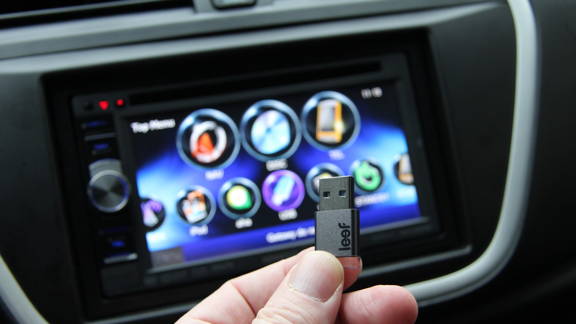 Kenwood dobrze współpracuje z pamięcią USB. Także tej o większej pojemości.